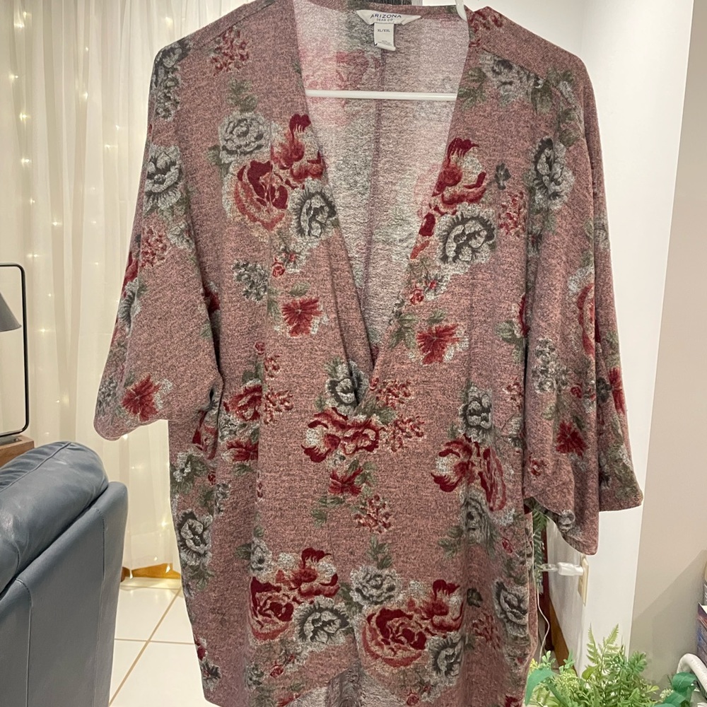 Women’s floral mid length sleeve floral Cardigan/Kimono!